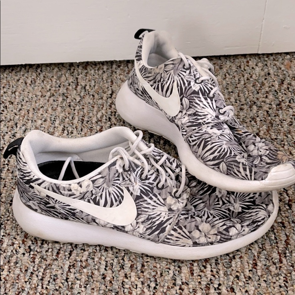 Black and white graphic Nike Roshe
